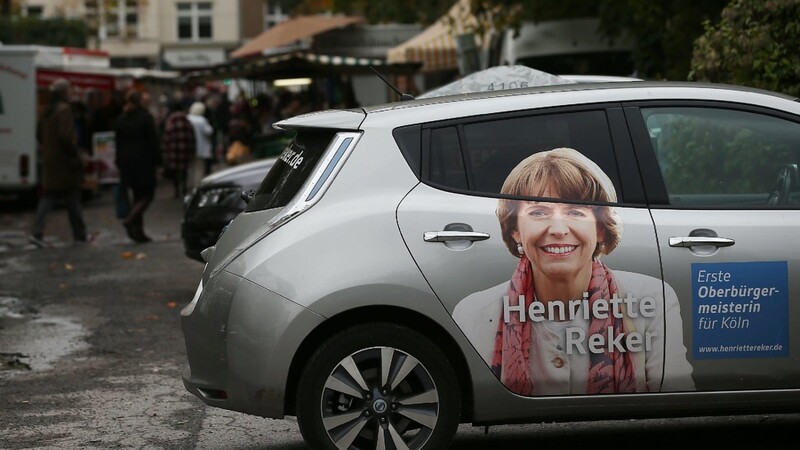 Der Wagen der OB-Kandidatin Henriette Reker am Tatort. Ein Mann hat die Politikerin mit einem Messer schwer verletzt, sie wurde im Krankenhaus notoperiert.