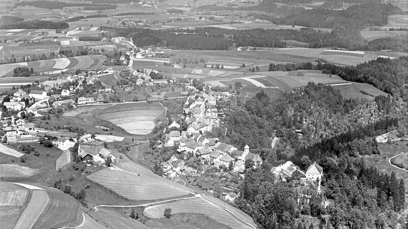 Diese Aufnahme von 1957 zeigt Mitterfels noch als Dorf.