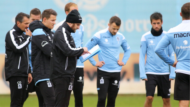 Klare Ansagen: Coach Daniel Bierofka (li.) im Training des TSV 1860.