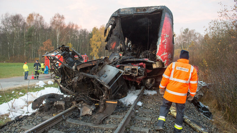 Auf einem Bahnübergang hatte der Regionalzug einen Schwertransporter gerammt. Der Fahrer des Lastwagens und der Lokführer kamen bei dem Unglück ums Leben.