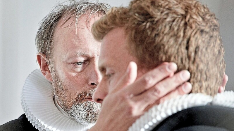 Pfarrer Johannes (Lars Mikkelsen, links) setzt seine ganze Hoffnung in seinen Sohn August (Morten Hee Andersen). Doch der beginnt, am Glauben zu zweifeln.