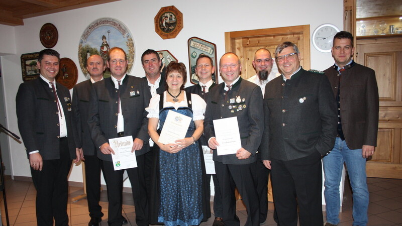 Die für ihre Verdienste ausgezeichneten Mitglieder von St. Ulrich Pesenlern mit den Funktionären.