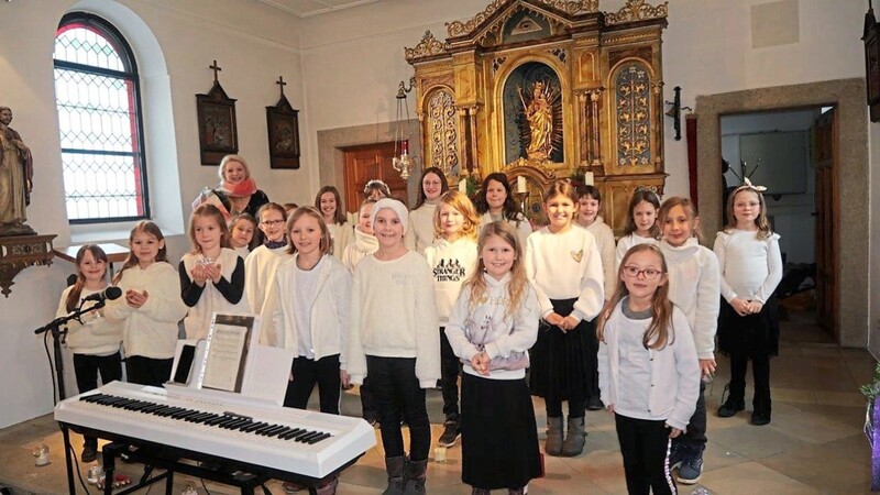 Der Kinderchor der Pfarreiengemeinschaft singt in der Kapelle.