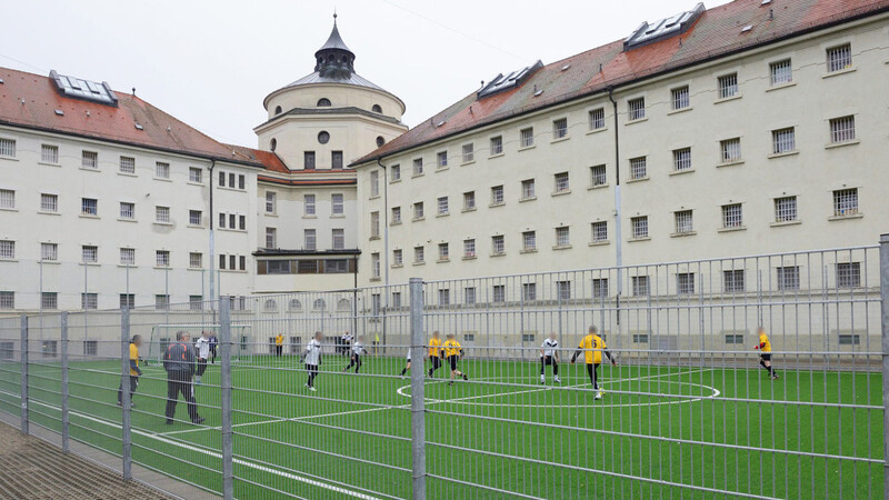 Sechs gegen sechs - bei eisigen Temperaturen bestritten zwei extra zusammengestellte Häftlingsmannschaften das Eröffnungsspiel am neuen Kunstrasenplatz innerhalb der Gefängnismauern.
