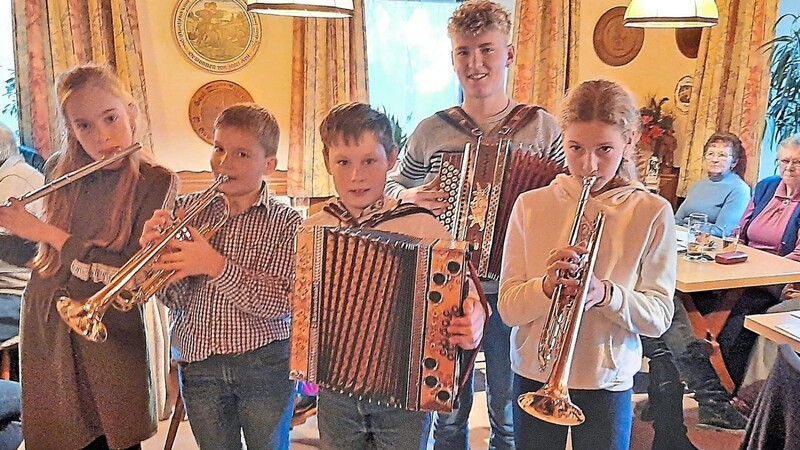 Sorgten für zünftige Musi (von links): die Nachwuchsmusikanten Simone und Fabian Dietl, Leo Winkler sowie Josef und Antonia Weindler.