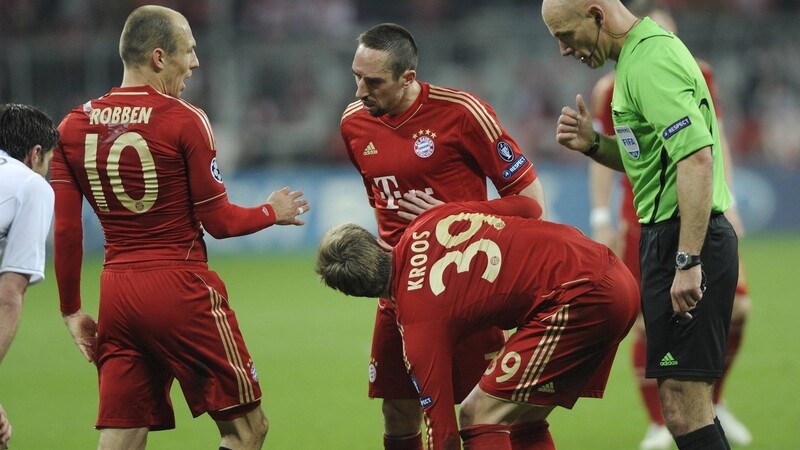 Eine Szene mit Konsequenzen: Arjen Robben lässt Toni Kroos einen Freistoß in aussichtsreicher Position ausführen - Franck Ribéry ist darüber wenig erfreut.