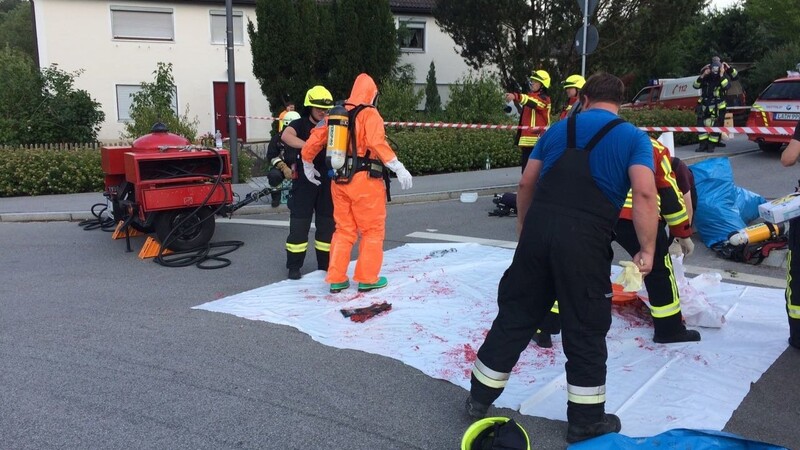 Im Kreisverkehr in Niederaichbach ist am Freitagnachmittag ein Anhänger mit Farbe umgekippt. Zunächst ging man von einem Unfall mit einem Gefahrguttransporter aus.