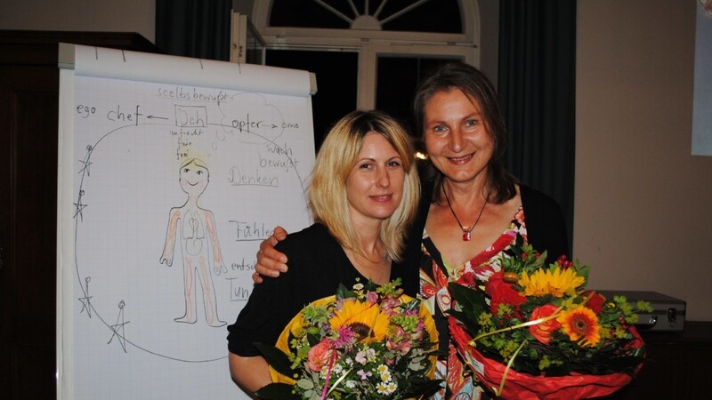 Sabine Hauptmann (l.) und Petra Stemplinger vom Kinderkrankenhaus Landshut gestalteten den Vortrag zum Thema "Seele".