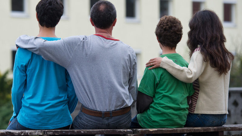 Eine syrische Familie sitzt vor einem Asylwohnheim der Zentralen Ausländerbehörde des Landes Brandenburg am 22.10.2012 in Eisenhüttenstadt (Brandenburg).