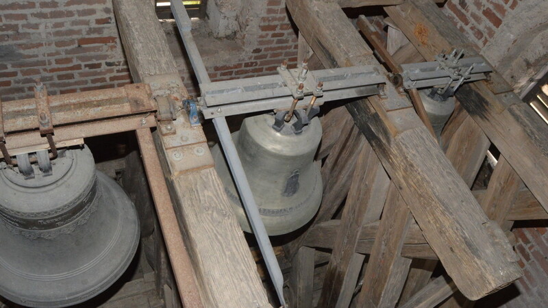 Seit 1989 hängen wieder drei Glocken im Turm der Theobaldkirche. So wie es aussieht, müssen Teile des Glockenstuhls repariert werden.