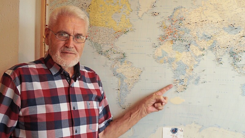 Auf einer Weltkarte im heimischen Esszimmer hat Reinhold Andreas mit Pinnadeln alle Ziele markiert, die er schon bereist hat. Die unterschiedlichen Farben stehen dabei für seine jeweiligen Reisebegleitungen.