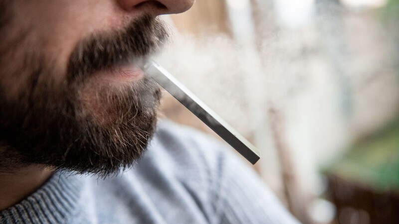 Ein Mann hält eine E-Zigarette im Mund. Wegen anstehender Steuererhöhungen ziehen Hersteller und Händler von E-Zigaretten vor das Bundesverfassungsgericht.