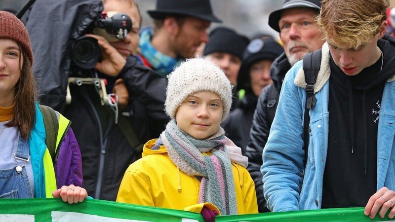 Klimaschutzaktivistin Greta Thunberg (M.) soll dabei sein, wenn die EU-Kommission am Mittwoch ihren Entwurf für ein Klimaschutzgesetz vorstellt.