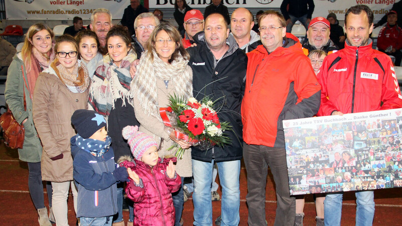 Günther Grübl anlässlich seines 25-jährigen Jubiläums mit seiner Frau Rosi, seiner Familie, seiner Fußball-Familie und BFV-Präsident Rainer Koch.