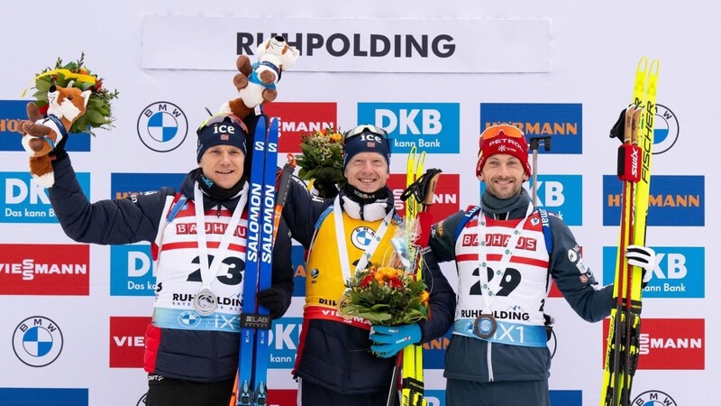 Vetle Sjaastad Christiansen (l-r, 2. Platz.) aus Norwegen, Johannes Thingnes Bö (1.Platz) aus Norwegen und Jakov Fak (3. Platz) aus Slowenien stehen nach der Siegerehrung zusammen.