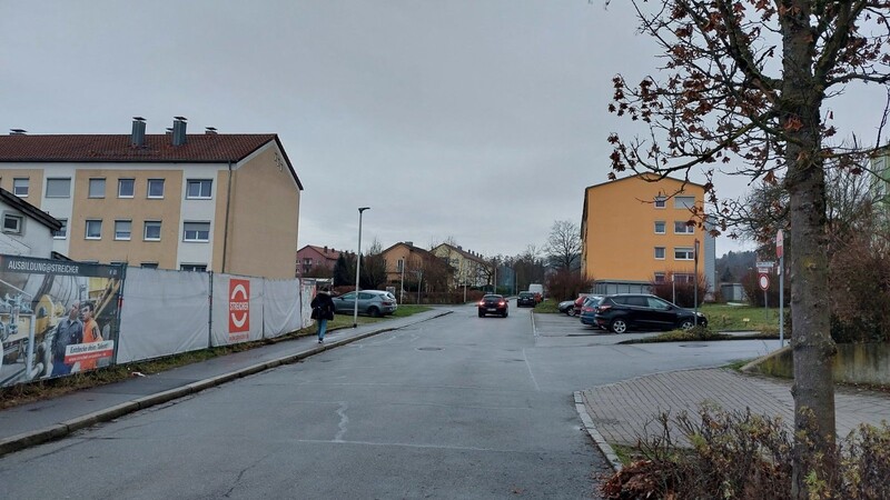 In einem Mehrfamilienhaus in Bahnhofsnähe in Deggendorf wurde in der Nacht auf Mittwoch ein 39-jähriger Mann mit einem Messer erstochen. Dringend tatverdächtig ist die 37-jährige Ehefrau.