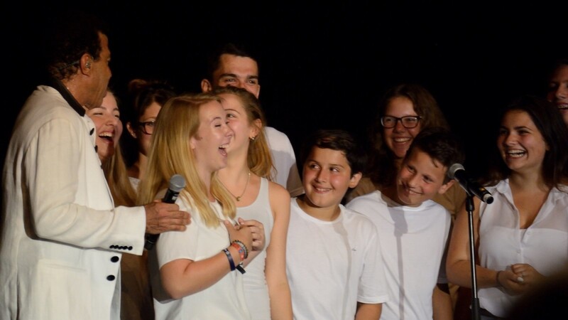 MIt Lionel Richie auf der Bühne: Schülern der Hauptschule Alburg und Mitgliedern der Crazy Musical Company (Foto: Ulli Scharrer)