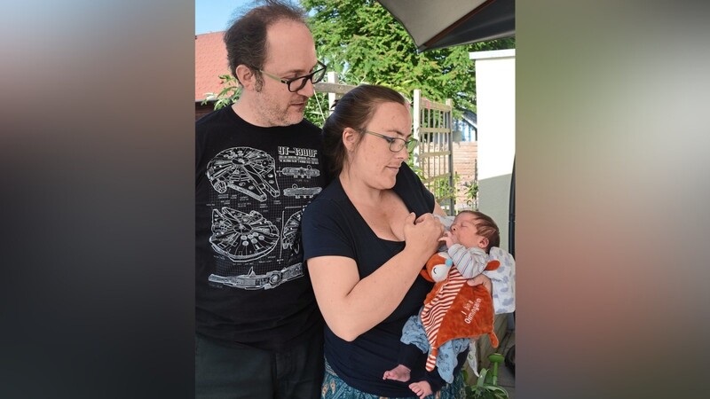 Tobias Jumel und Esther Jumel-Rein freuen sich über Tochter Clara, die zuhause zur Welt kam