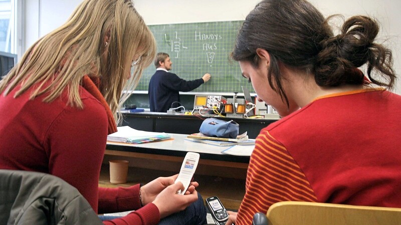 Handys im Unterricht - in extremen Fällen werden die Geräte den Schülern abgenommen.
