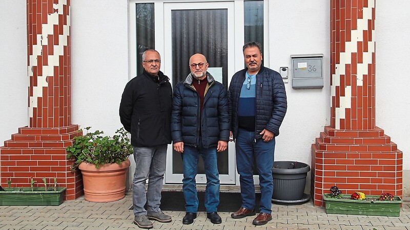 Ahmet Canbaz (Mitte), der Vorsitzende der türkisch islamischen Gemeinde, sowie die Vorstandsmitglieder Riza Maras (r.) und Caglayan Turan, der sich beim Gespräch mit der Redaktion auch als Dolmetscher zur Verfügung stellte.