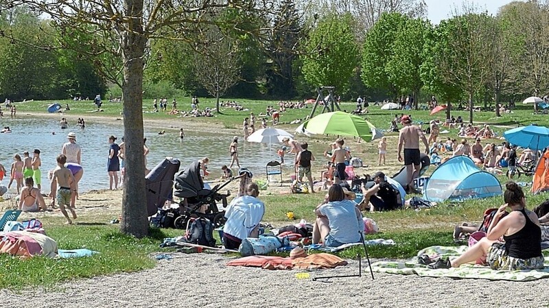 Die ersten sommerlichen Temperaturen - hier am 10. Mai - lockten bereits Badegäste in den Aquapark bei Moosburg.