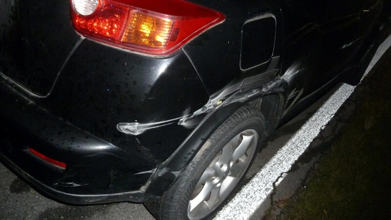 An mehreren Stellen wurde das Auto beschädigt.