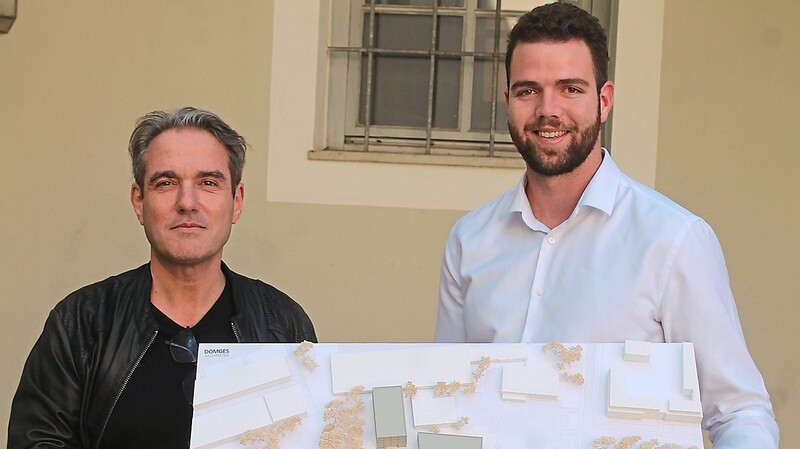 Architekt Eric Frisch vom Büro Dömges (li.) und Immobilientreuhänder Sandro Anibas mit dem Modell des Projekts an der Wernerwerkstraße.