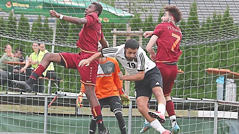 Ein sportlicher Höhepunkt: Das U21 Nationalteam des Deutschen Gehörlosen-Sportverbandes (in weiß) spielte am Nachmittag gegen das U19 Team des FC Ergolding.