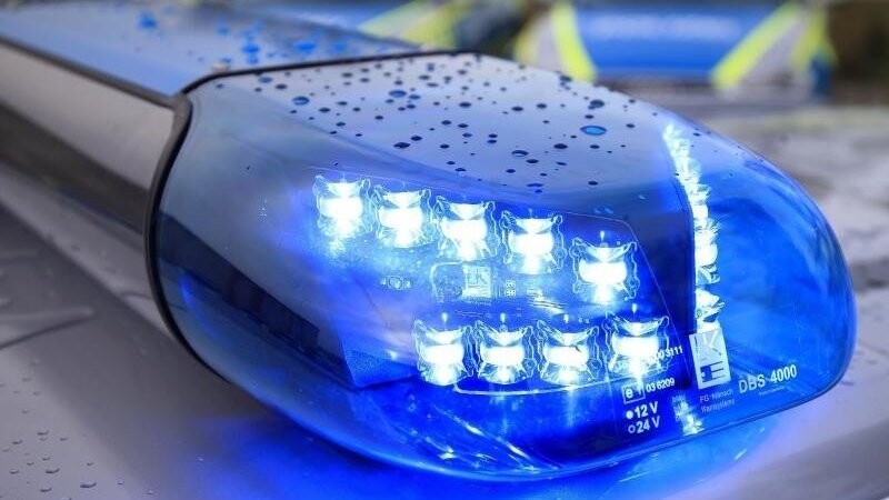 Das Blaulicht eines Funkstreifenwagens der Polizei blinkt.