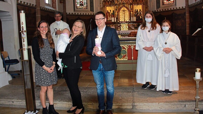 Die Taufgesellschaft mit Pfarrer Wutz und den Ministrantinnen