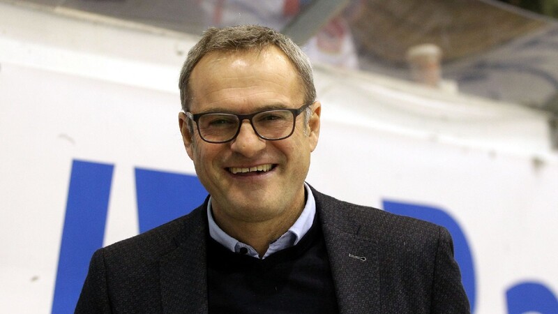 Seinen Trainer Axel Kammerer freut's: David Wrigley bleibt auch in der kommenden Saison beim EV Landshut.