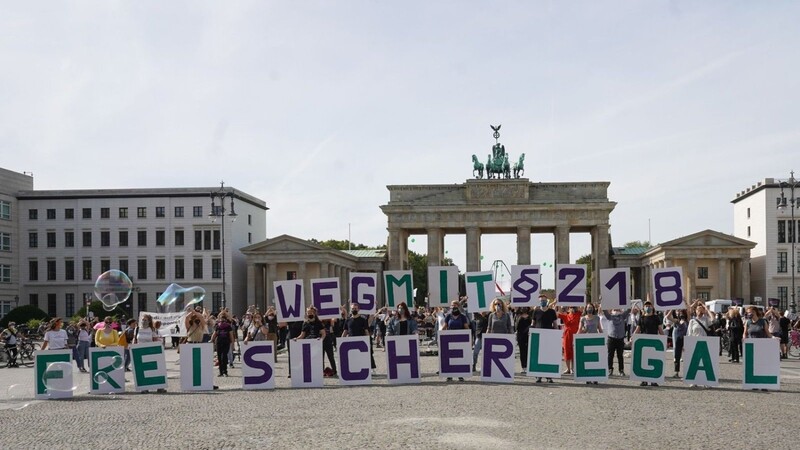 Teilnehmerinnen einer Demonstration für das Recht auf Abtreibung in Berlin.