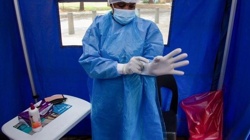 Ein Mitarbeiter des Gesundheitswesens in Südafrika bereitet sich auf einen Corona-Test vor.