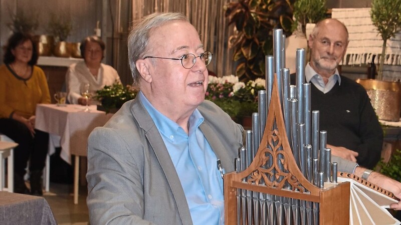 Wolfgang Kiechle gab natürlich eine kleine Kostprobe seines musikalischen Könnens - auf dem Portativ, einer kleinen, tragbaren Orgel.