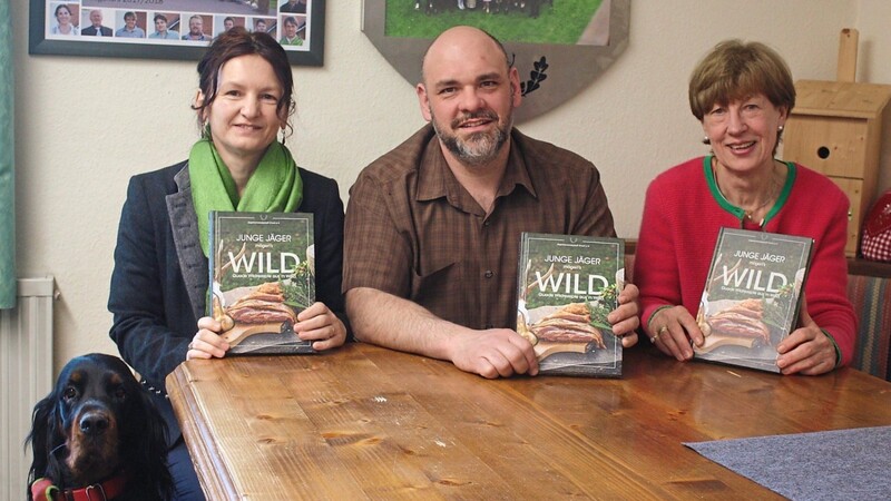 Andrea Süss, zweite Vorsitzende, Thomas Hausladen, erster Vorsitzender, und Sylvia Strauß (von links) halten sichtlich stolz die druckfrischen Ausgaben ihres selbst gemachten Kochbuchs in den Händen.