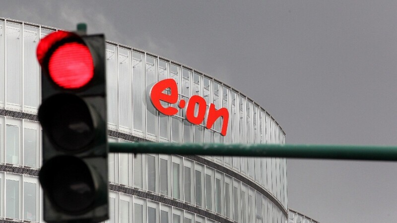 Deutschlands größter Energiekonzern Eon verbucht einem Zeitungsbericht zufolge wegen der abgestürzten Börsenstrompreise Rekordverluste.