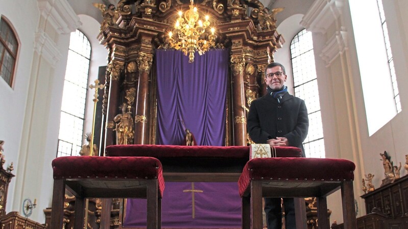 Die Stühle, auf denen in der Stadtpfarrkirche Sankt Maria üblicherweise ein Brautpaar Platz nimmt, sind unbesetzt. Stadtpfarrer August Lindmeier bedauert, dass auch in diesem Jahr bereits kirchliche Hochzeiten abgesagt worden sind.