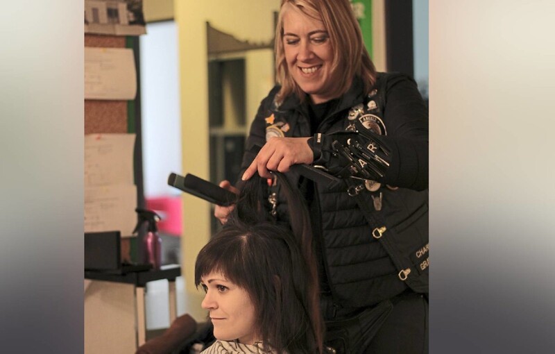 Kathrin Kamhuber wollte etwas Gutes tun und schneidet deshalb seit 2017 bei den Barber Angels Haare.