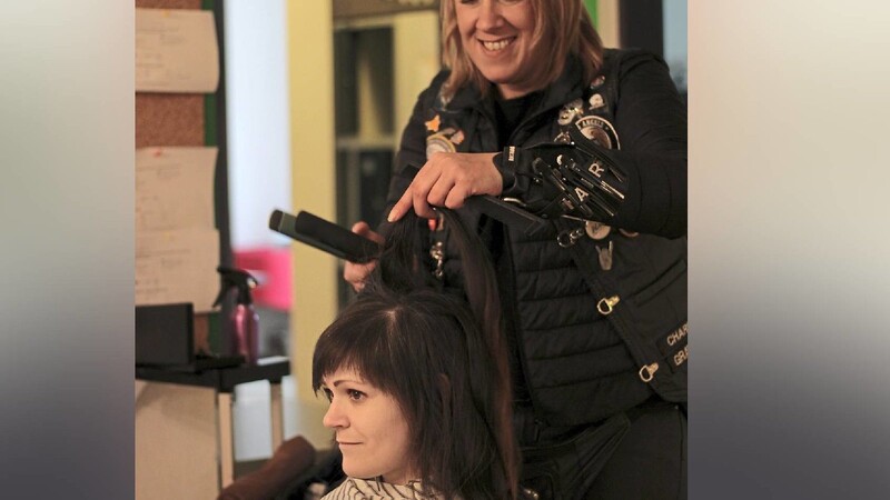 Kathrin Kamhuber wollte etwas Gutes tun und schneidet deshalb seit 2017 bei den Barber Angels Haare.