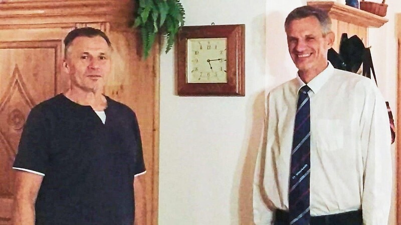 SV-Vorsitzender Markus Schmidbauer (rechts) gratulierte Ewald Strahl, der noch immer aktiver Fußballer ist, zum 65. Geburtstag.