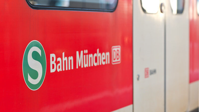Eine S-Bahn steht am 01.12.2011 in München (Oberbayern) an der Haltestelle Hackerbrücke. Die Verkehrsunternehmen im MVV sind bestrebt, die Service-Angebote auf Bahnhöfen sowie an Haltestellen und in den Verkehrsmitteln kontinuierlich zu erweitern.