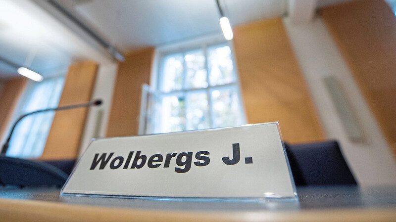 Das Schild von Joachim Wolbergs steht seit vier Wochen in Saal 104 des Landgerichts Regensburg. Der Prozess wird mindestens bis April dauern.
