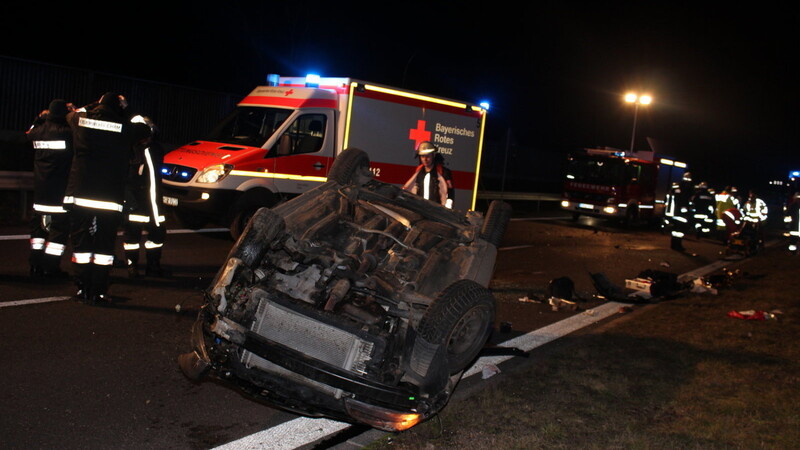 Alle sechs Insassen dieses Seat Ibiza wurden bei dem Unfall verletzt - ein junger Mann sogar schwer. (Foto: Fischer)
