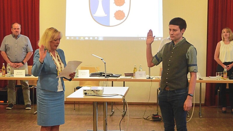 Bürgermeisterin Maurer vereidigte Christoph Theiß als neuen Gemeinderat.