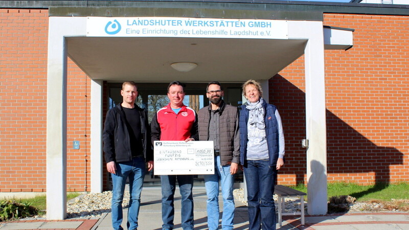 Stefan Gebhardt vom SSV (v.l.) und Christian Wimmer vom BC 73 mit Uwe Heilmann und Grit Schwarz bei der Übergabe der Spendensumme.