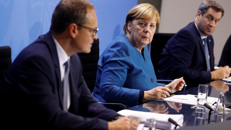 Bundeskanzlerin Angela Merkel (CDU), der bayerische Ministerpräsident Markus Söder (CSU, r.) und Berlins Regierender Bürgermeister Michael Müller