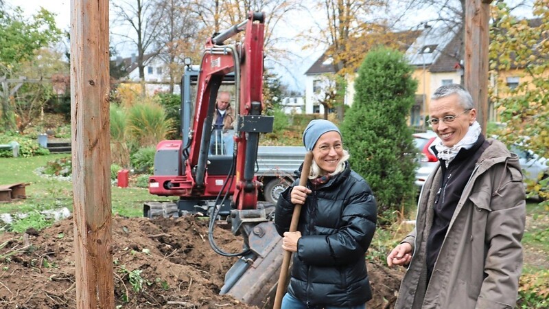 Die Geschäftsführerin des Kreisverbandes für Gartenkultur und Landespflege, Stephanie Fleiner (links), und ihre Kollegin Stefanie Grünauer begutachten die Arbeit des Baggerführers.