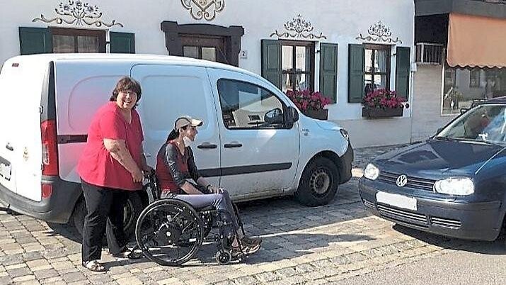 Hindernis für Rollstuhlfahrer: Autos, die die Gehwege im Ortskern blockieren.