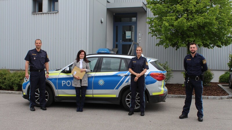 Polizeihauptkommissar Albert Brück und Irgrid Treml mit Polizeimeisterin Sandra Fichtner und Polizeimeister Dominik Träger.