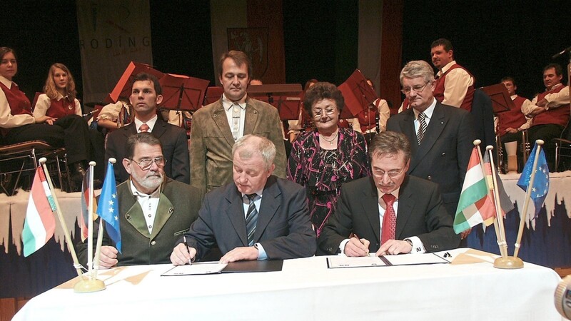 Am 25. Januar 2006 unterzeichnete der Rodinger Bürgermeister den Partnerschaftsvertrag mit dem 18. Bezirk der ungarischen Hauptstadt Budapest.